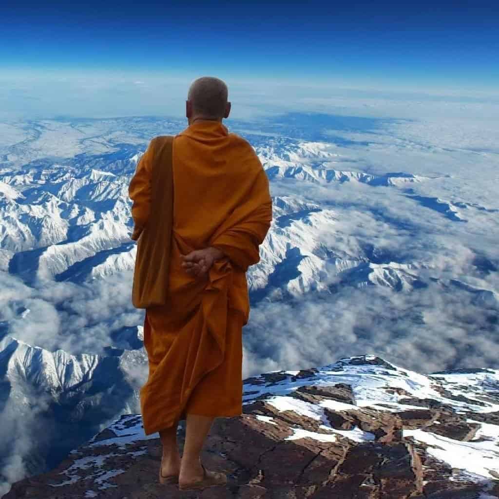 Ein Mönch auf einem Berg