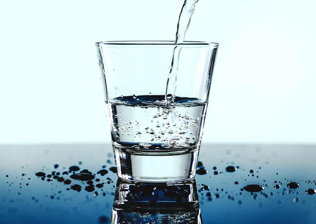 Wasserglas Wasserglas das gefüllt wird
